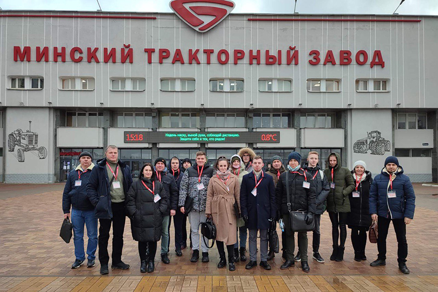 В рамках выездного занятия студенты Академии управления посетили Минский тракторный завод В рамках выездного занятия студенты Академии управления посетили Минский тракторный завод