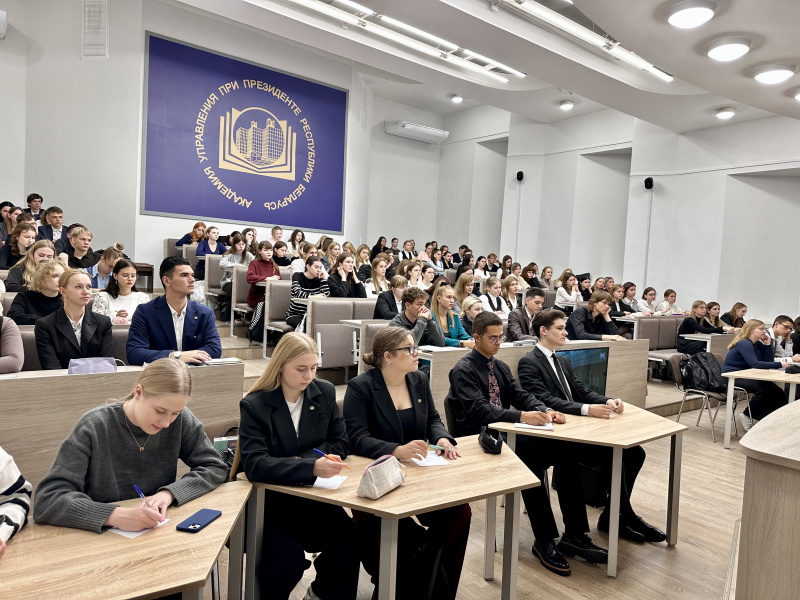 Накануне Дня народного единства студенты Президентской Академии присоединились к написанию Республиканского диктанта 
