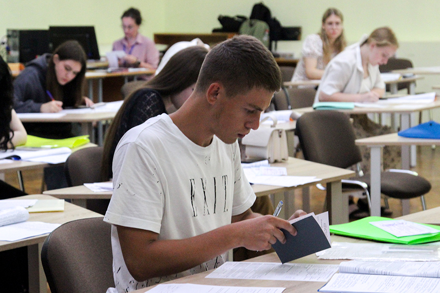 Медалисты, олимпиадники и стобалльники. Кто поступает в этом году в Академию управления? Медалисты, олимпиадники и стобалльники. Кто поступает в этом году в Академию управления?