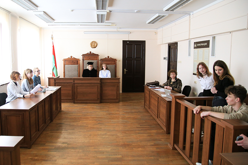 Студенты первого курса специальности «Государственное управление и право» приняли участие в деловой игре Студенты первого курса специальности «Государственное управление и право» приняли участие в деловой игре