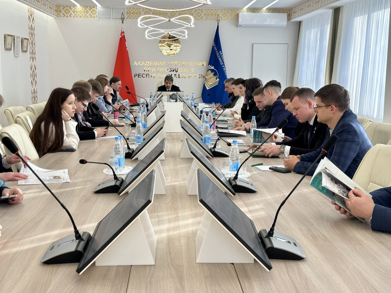 Оживлённые дебаты и экспертный круглый стол: как прошла встреча молодёжного актива РОО «Белая Русь» в Президентской Академии