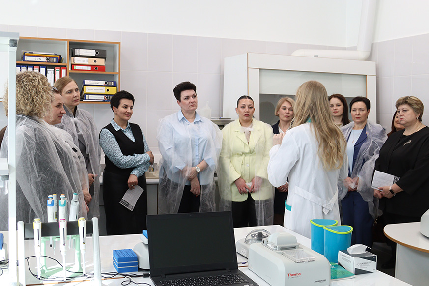 Научно-образовательный визит: участницы благотворительного проекта «Женское лидерство в Беларуси: вдохновение, развитие, карьера» посетили Институт генетики и цитологии НАН Беларуси