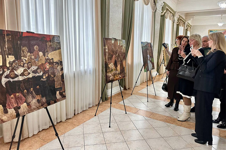 Картины оживают на глазах: уникальную выставку презентовали в Академии управления
