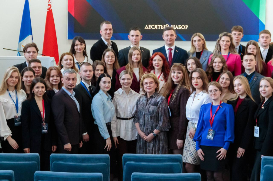 Директор Научно-исследовательского института теории и практики государственного управления Марианна Щёткина встретилась с участниками десятого набора лидерской платформы «Команда будущего»