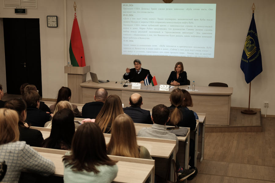 Cuban Ambassador Santiago Pérez Benítez Addresses Students of the Presidential Academy