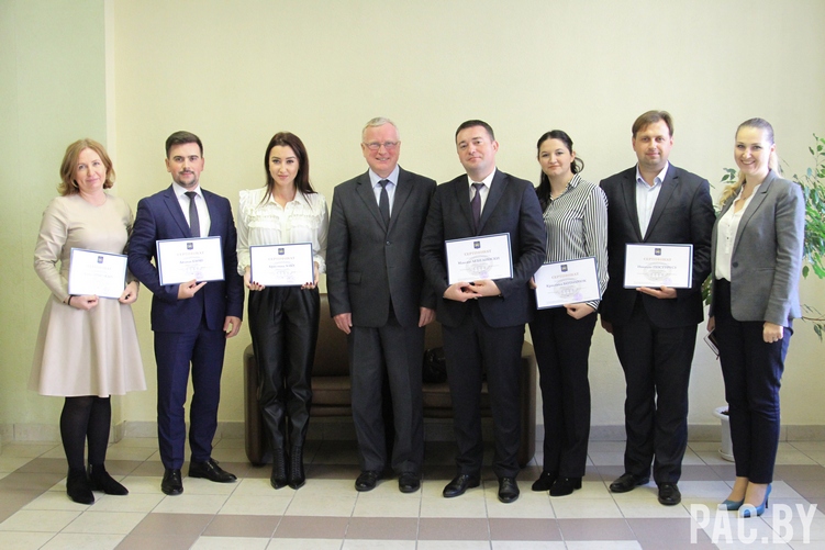 На фото: сотрудники Аппарата Президента Республики Молдова, ректор Академии управления Геннадий Пальчик (четвертый слева), директор Центра международного сотрудничества и образовательных программ Татьяна Пранник (первая справа)