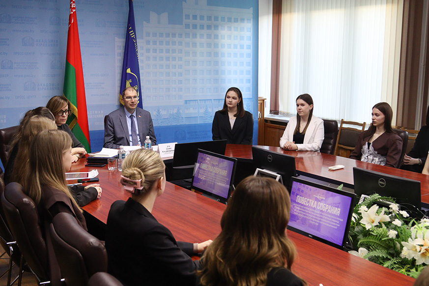 Новый состав волонтерского отряда «Профориентир» Академии управления избрали на отчетно-выборном собрании