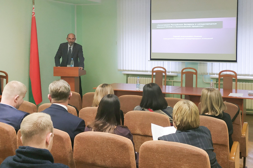 Взаимодействие с выпускниками: научный семинар кафедры международных отношений Взаимодействие с выпускниками: научный семинар кафедры международных отношений