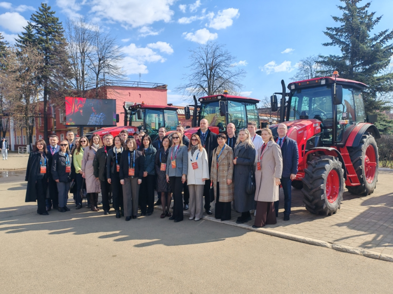 Слушатели Президентской Академии ознакомились с тенденциями развития Минского тракторного завода