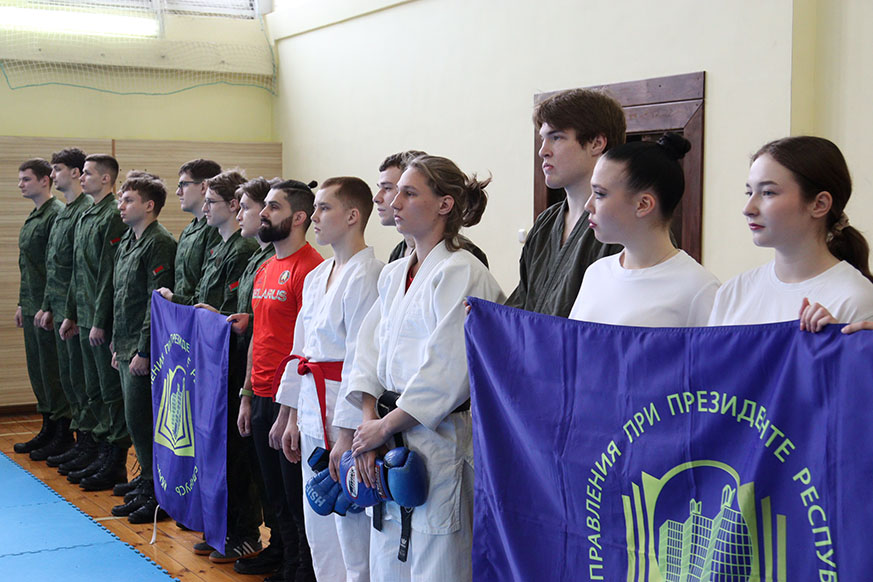 Будущие управленцы держат удар: мастер-класс по рукопашному бою и самообороне прошёл в Президентской Академии