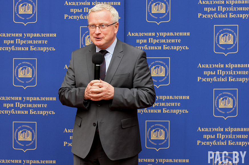 Дипломы об окончании Академии управления вручили студентам заочной формы обучения Института управленческих кадров