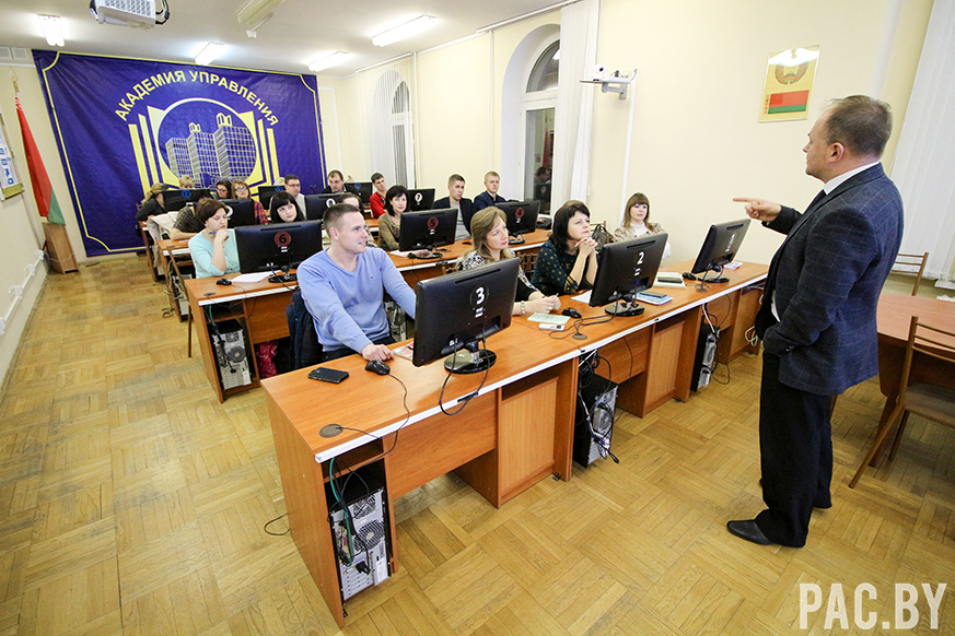 слушатели кабинет ситуационного моделирования (2).JPG